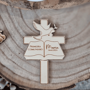 Lembrança de primeira comunhão com pomba e cruz
