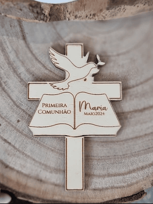 Lembrança de primeira comunhão com pomba e cruz