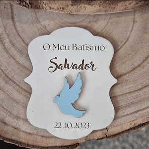 Lembrança de batizado com pombinha pintada a azul