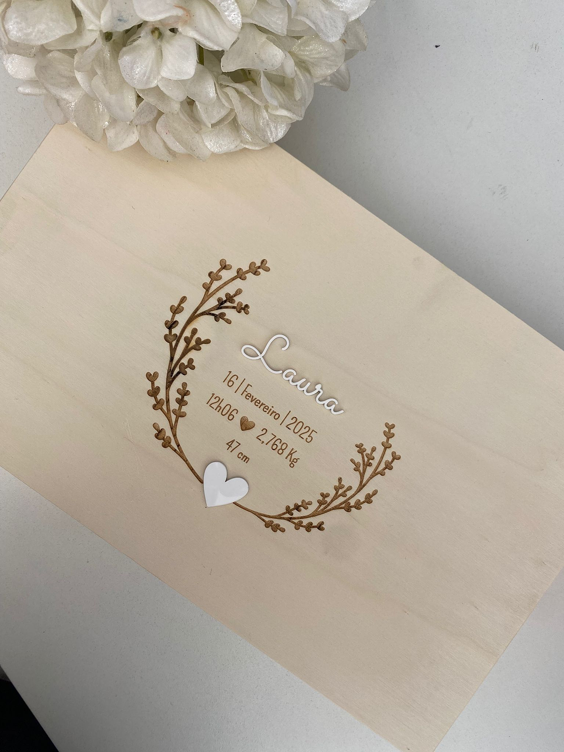 Caixa personalizada com gravação a laser e detalhes em acrílico branco 1