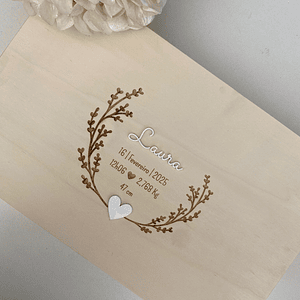 Caixa personalizada com gravação a laser e detalhes em acrílico branco