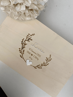 Caixa personalizada com gravação a laser e detalhes em acrílico branco