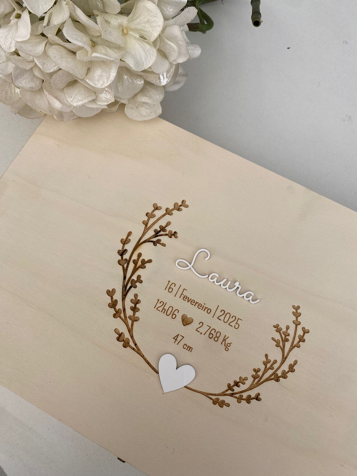 Caixa personalizada com gravação a laser e detalhes em acrílico branco 2