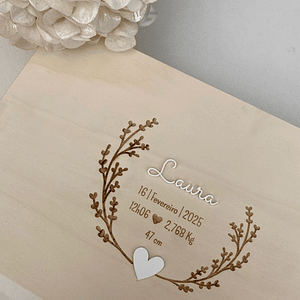 Caixa personalizada com gravação a laser e detalhes em acrílico branco