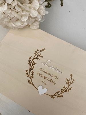 Caixa personalizada com gravação a laser e detalhes em acrílico branco