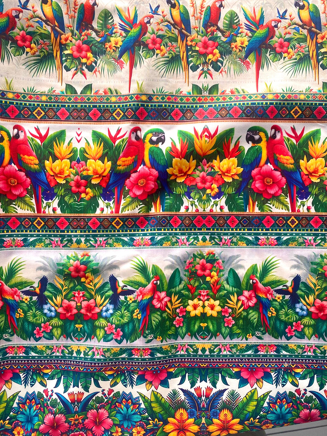 Tecido em barras com papagaios  1