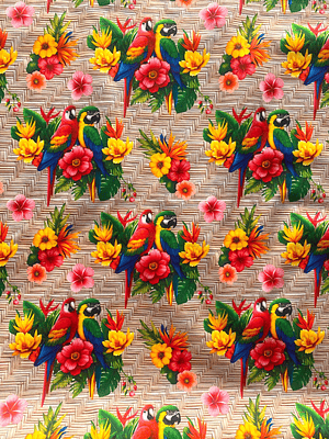  Tecido floral com papagaios e fundo de madeira 