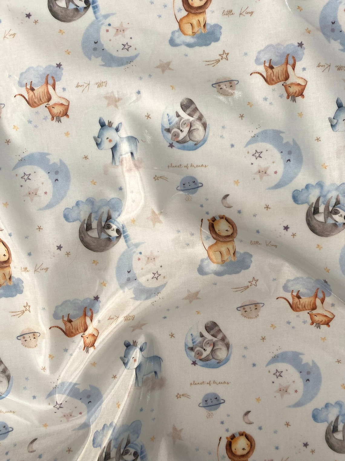 Tecido plastificado com animais em nuvens  1