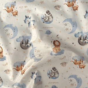 Tecido plastificado com animais em nuvens 