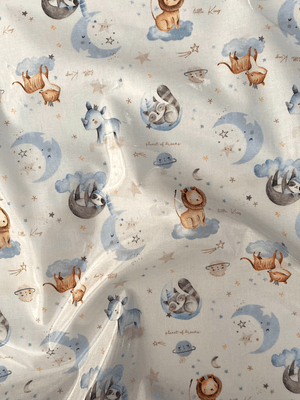 Tecido plastificado com animais em nuvens 