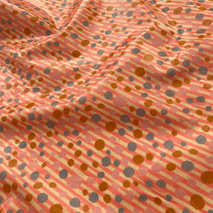 Tecido plastificado com bolinhas e linhas 