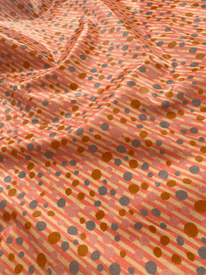 Tecido plastificado com bolinhas e linhas 