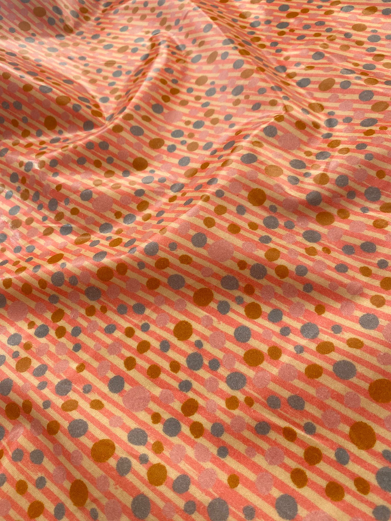 Tecido plastificado com bolinhas e linhas  1