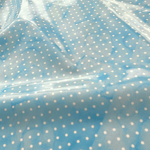 Tecido plastificado azul com bolinhas brancas