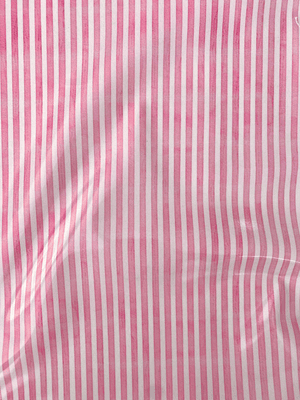 Tecido plastificado com riscas brancas e rosas