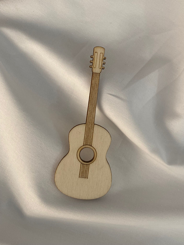 Guitarra em choupo com 6 cm de altura  1