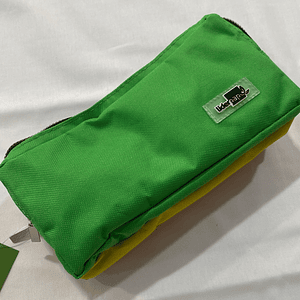 Estojo com três bolsos 