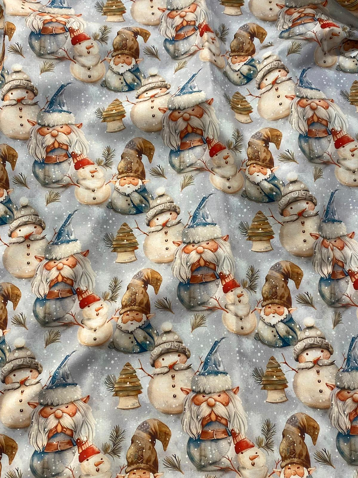 Tecido com gnomos e fundo azul 1