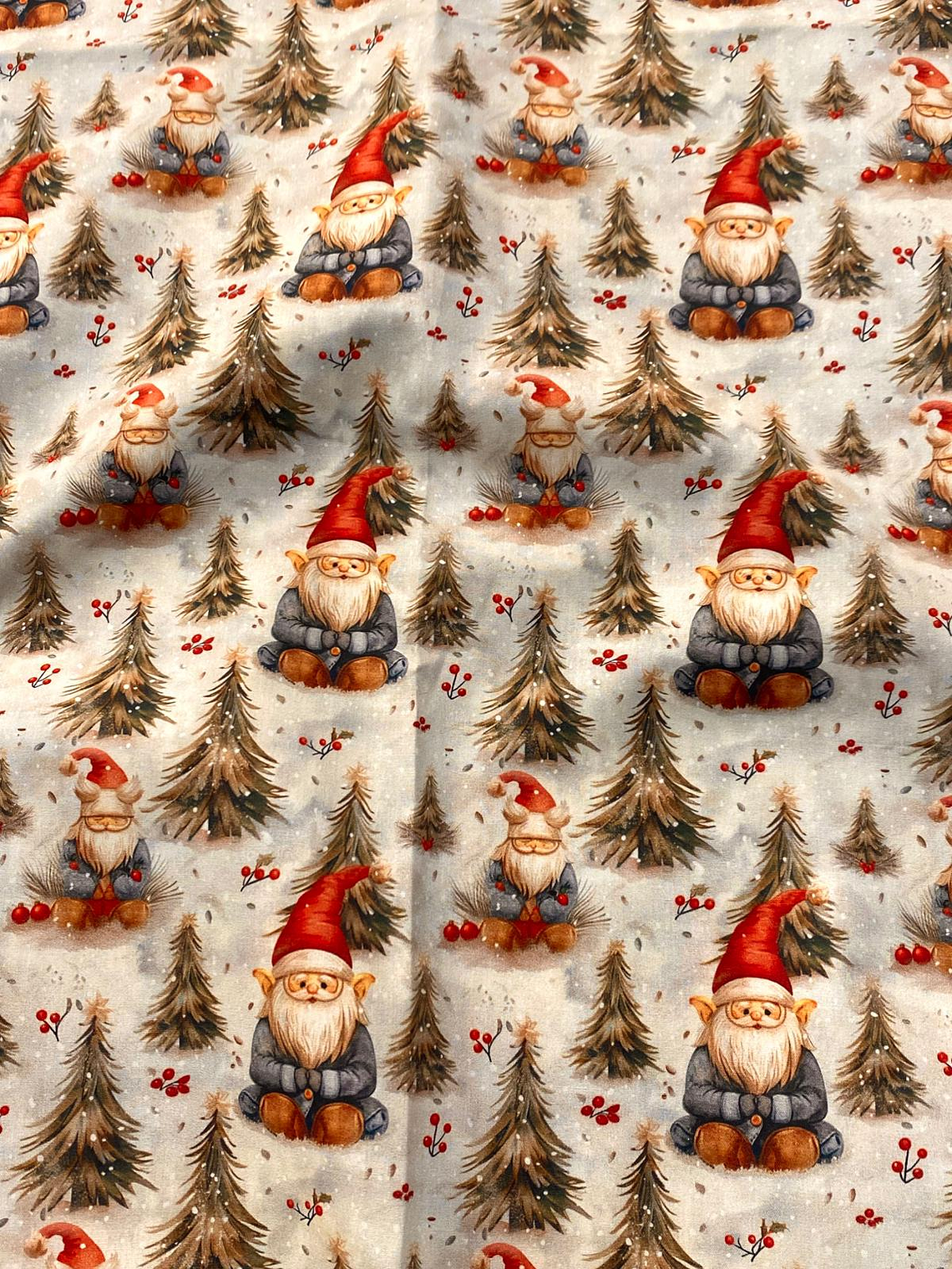 Tecido com árvore de natal e gnomos  1