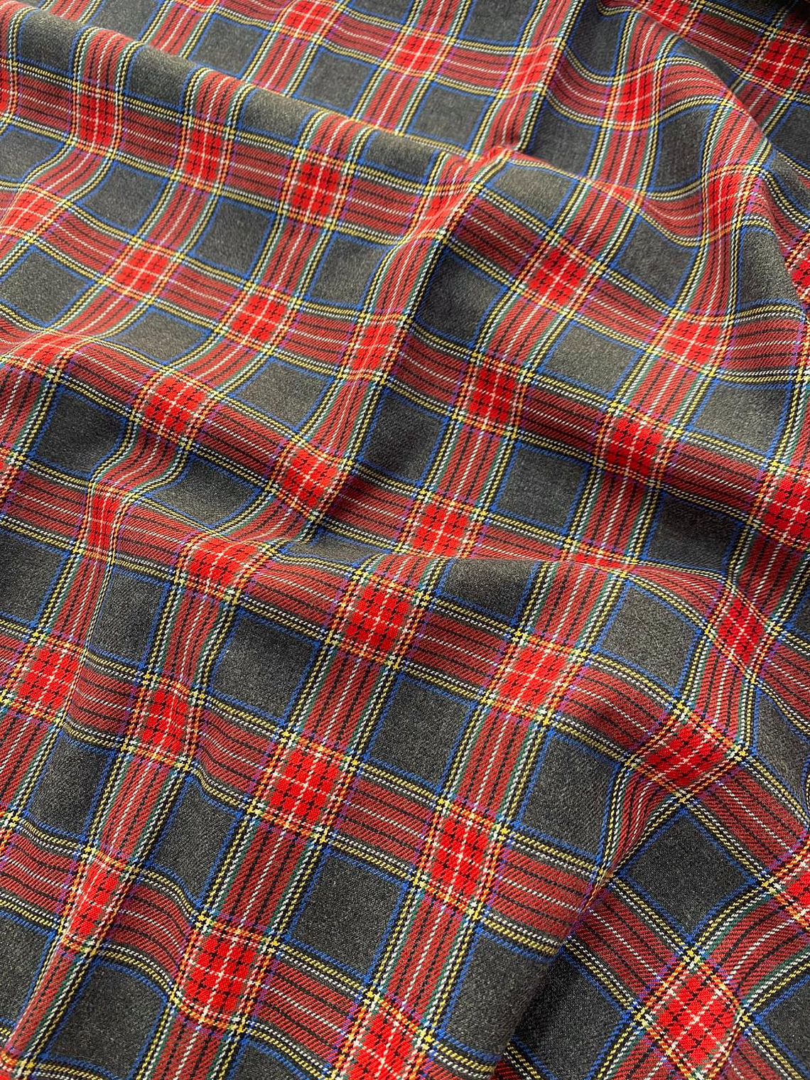 Tecido xadrez com fundo cinzento e listras vermelhas  1