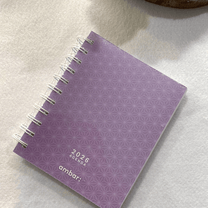 Agenda roxa com figura geométrica 2026