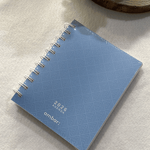 Agenda azul com figuras geométricas 2026