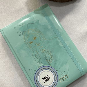 Agenda verde água com rosto em dourado 2026