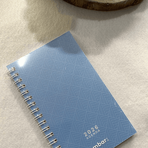 Agenda azul com figuras geométricas 2026