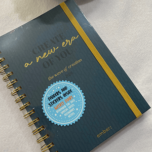 Agenda azul petróleo com detalhes em amarelo 