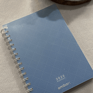 Agenda azul com figuras geométricas 2026