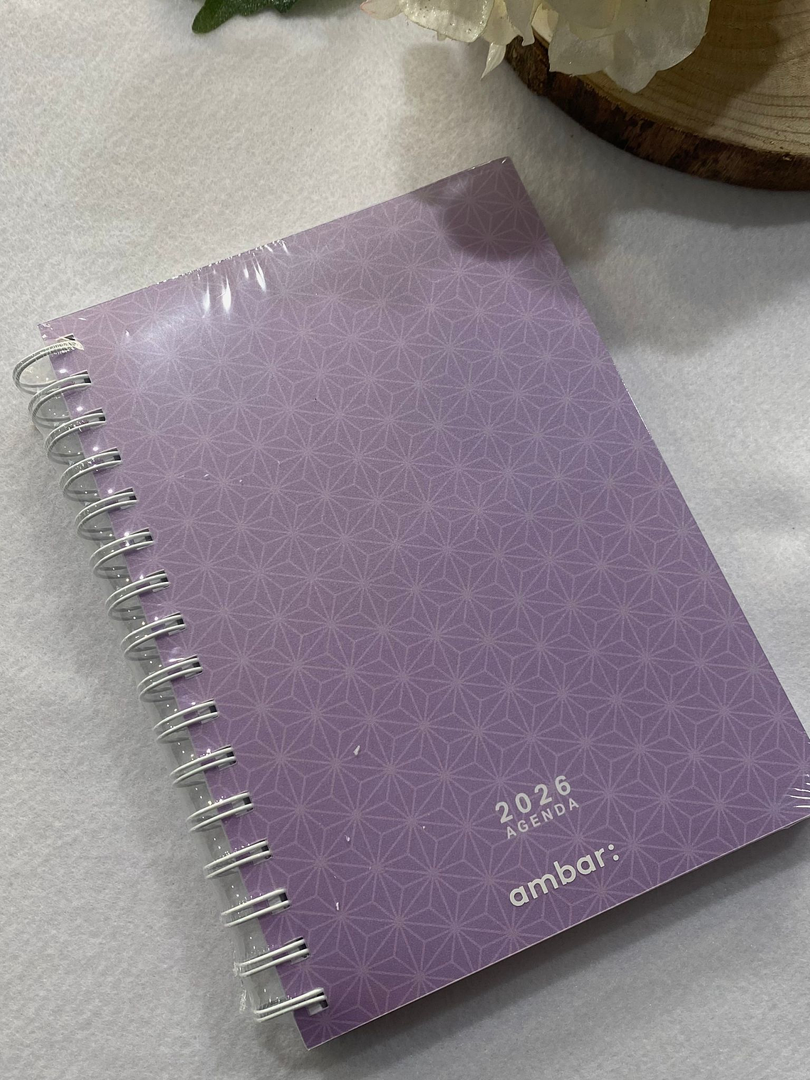 Agenda roxa com figuras geométrica  1