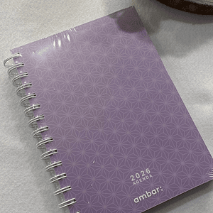 Agenda roxa com figuras geométrica 