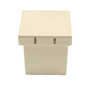 Caixa ampla com recorte na tampa para passar fita pequena  7x7x8cm