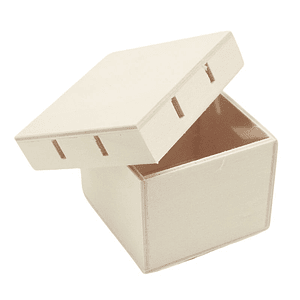 Caixa ampla c/recorte na tampa p/passar a fita pequena e baixa. 6cmx6cmx4,5