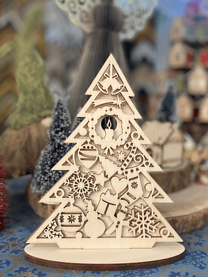 Árvore de Natal com bonequinhos sobrepostos