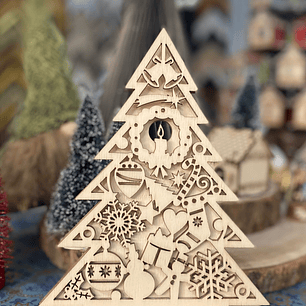 Árvore de Natal com bonequinhos sobrepostos