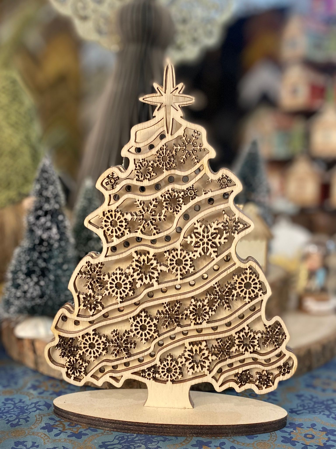 Árvore de natal Com flocos sobrepostos  1