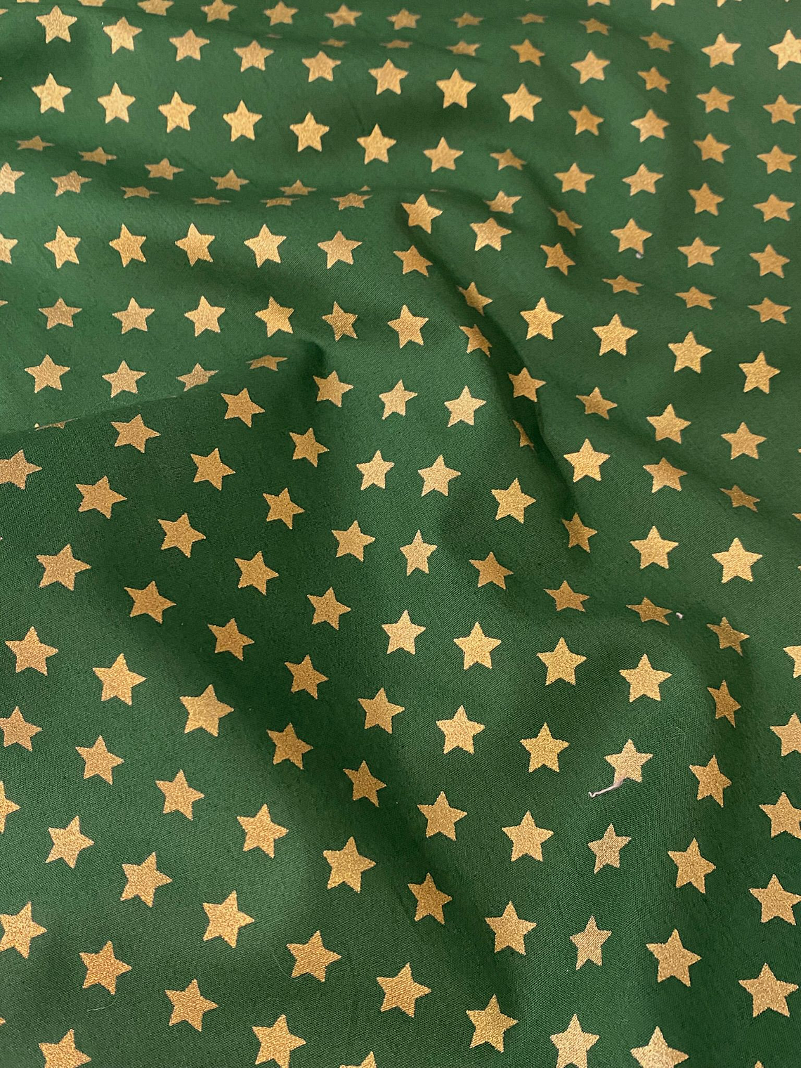 Tecido verde com estrelinhas douradas  1