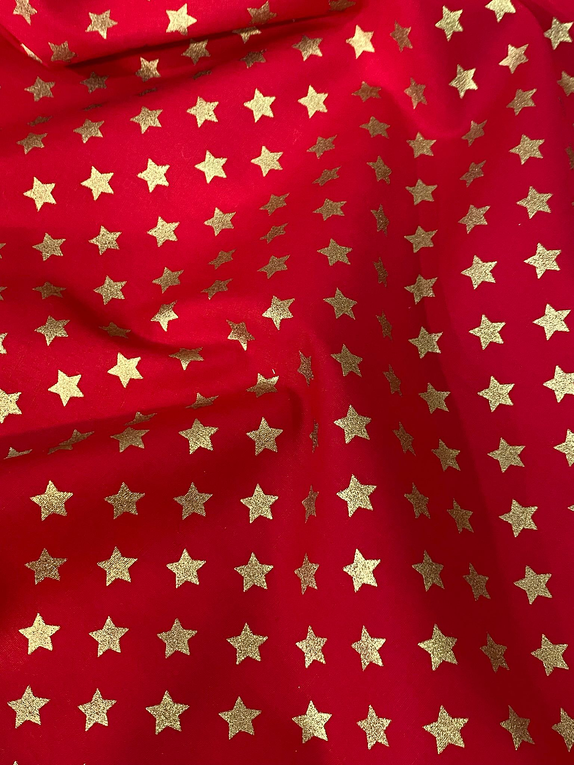Tecido vermelho com estrelinhas douradas  1