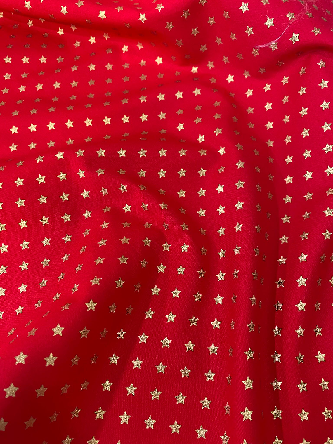 Tecidos vermelho com estrelinhas  douradas pequenas  1