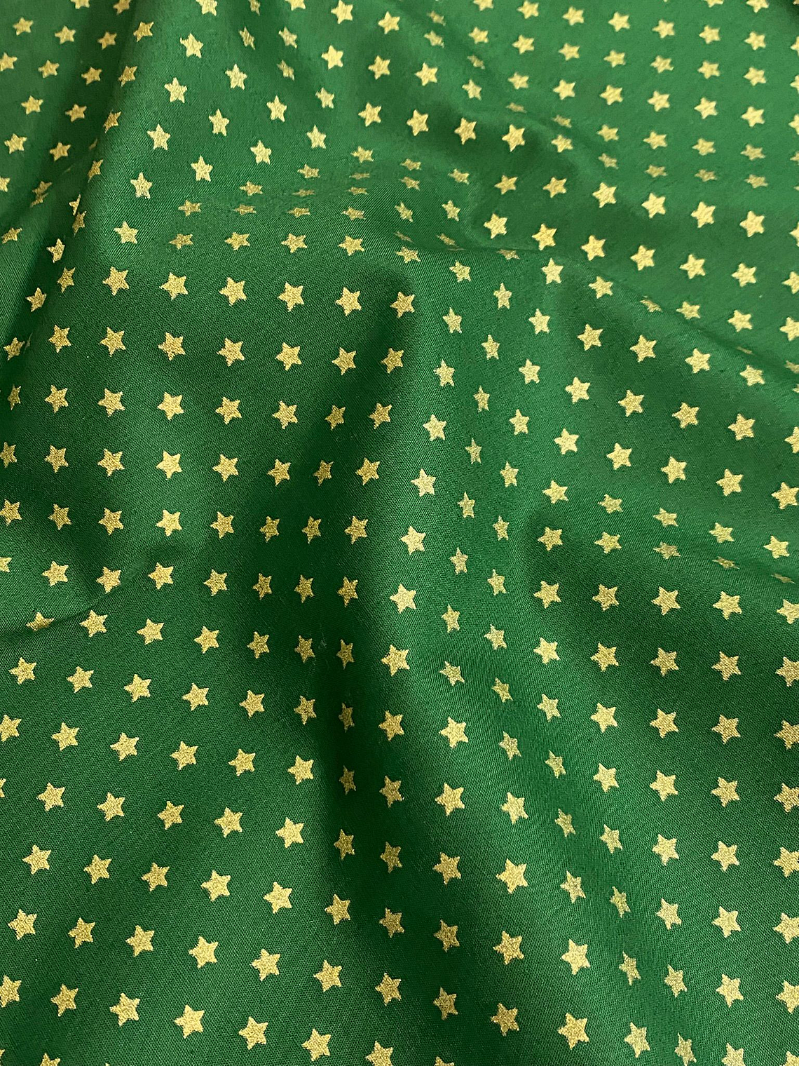 Tecido verde com estrelinhas douradas pequenas 1