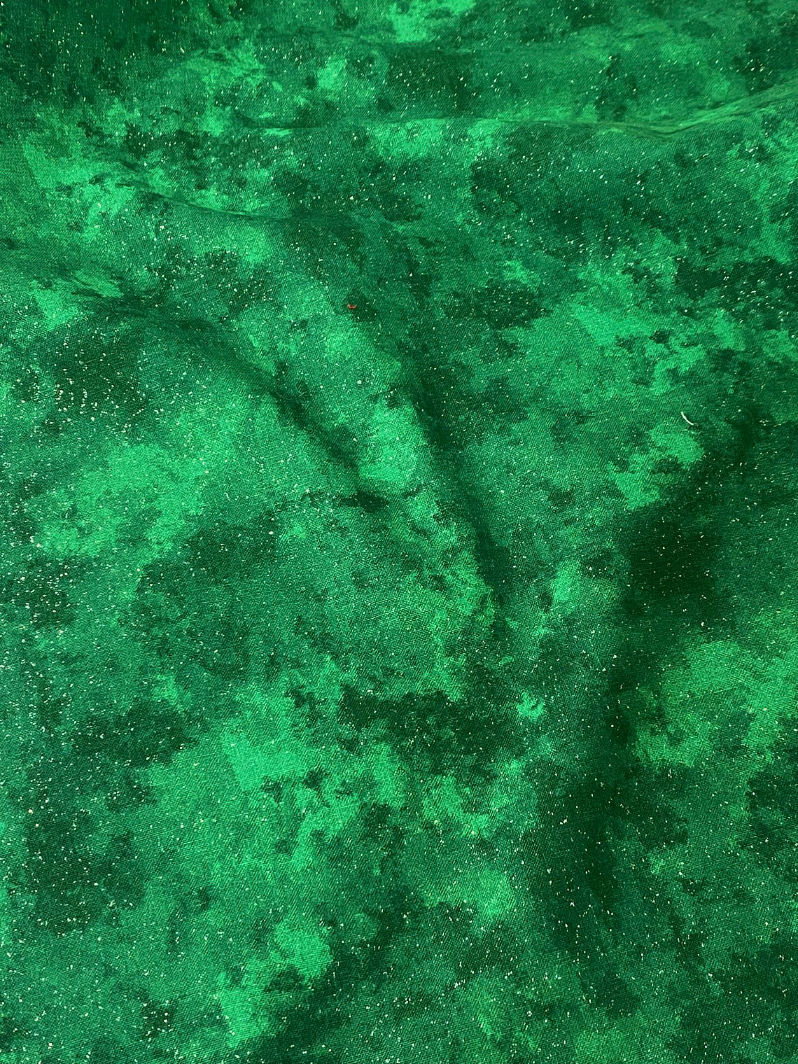 Tecido verde com gllitter  dourado 1