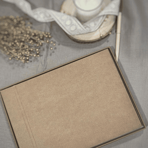 Livro de honra  castanho com acabamento brilhante A4