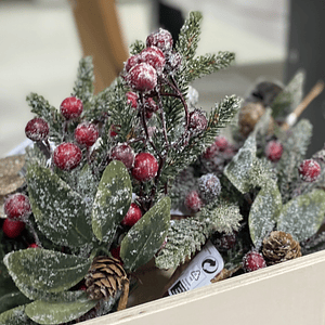 Azevinho com pinha e neve para decoração 