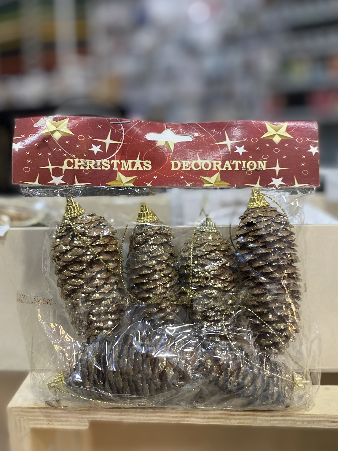 Pack de pinhas com brilhos dourados para pendurar na árvore  1