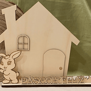Casa com coelho páscoa feliz