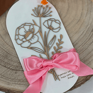 Presente personalizado com buquê floral 