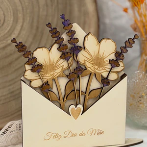 Envelope em madeira com flores para o dia da mãe 