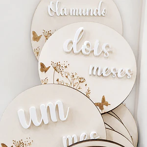 Placas dos meses com letras em relevo