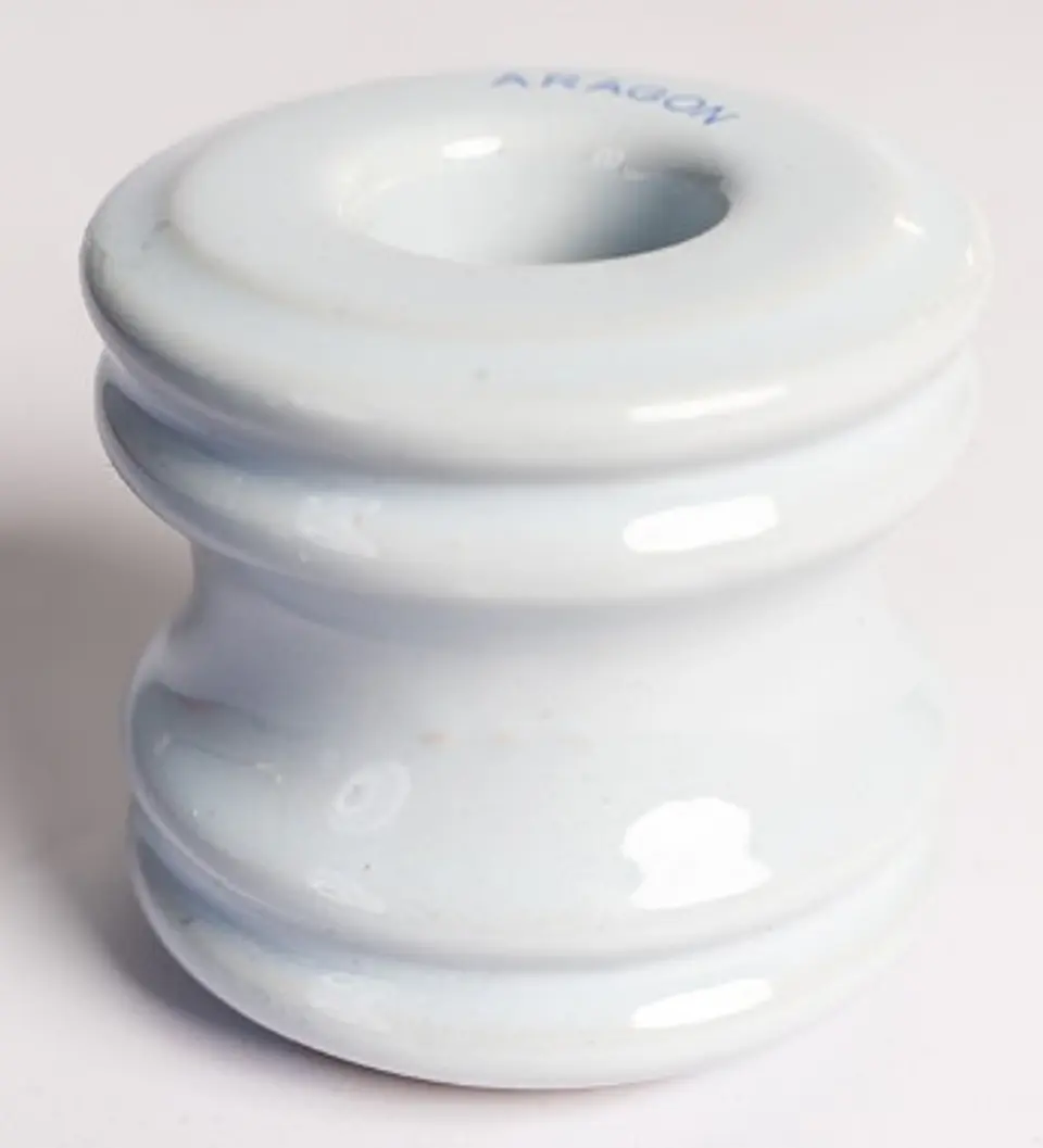 AISLADOR PORCELA CARRETE DE 79x76mm 1